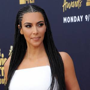  Rozpustny kadr! Kim Kardashian pluska się w skórzanym bikini. Fani: "Widok +18!" [FOTO]                                                  