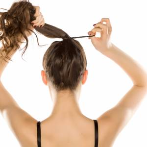 Co oznacza częste spinanie włosów według psychologii?