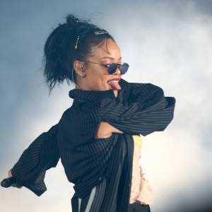 Rihanna w obcisłej mini na salonach po raz pierwszy od porodu. Ogromną dyskusję wzbudziła jej figura! [FOTO]