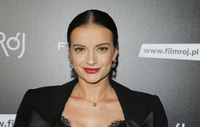 Natalia Janoszek nie reaguje na oskarżenia Stanowskiego. Pokazała kolejną statuetkę dla "Ikony Bollywood" [FOTO]