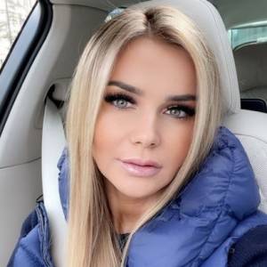 Monika Chwajoł w kreacji z głębokim dekoltem. Zaliczyła "modową wpadkę" na komunii? Internauci podzieleni       