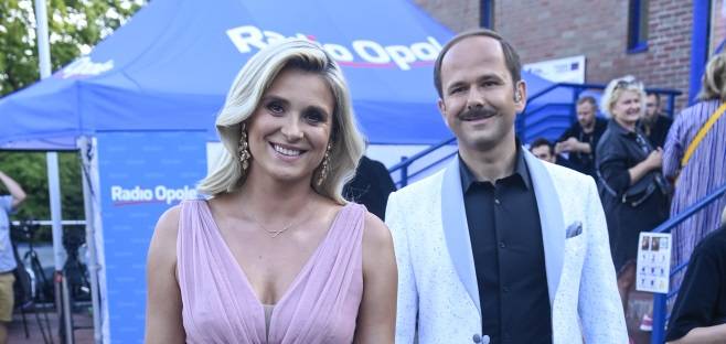 Kajra eksponuje zgrabne nogi, pozując w czerwonej sukni. To kreacja godna sylwestrowej imprezy!