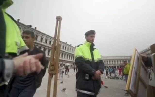 Banksy wystawił swoje prace w Wenecji. Straż miejska go przegoniła [WIDEO]