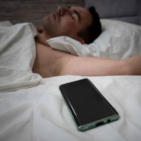 Spanie z telefonem przy łóżku jest szkodliwe dla zdrowia? Ekspert nie pozostawia wątpliwości