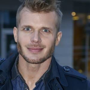 Tomasz Ciachorowski na zdjęciach ze studniówki. Jego metamorfoza robi wrażenie!