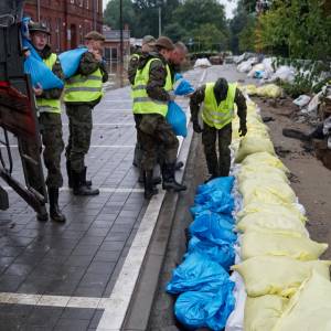 Słynni siatkarze walczyli z powodzią w Nysie. Nagranie obiegło sieć!