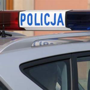 Nietrzeźwy 25-latek przejechał przez środek ronda, rozbił szybę i pojechał dalej. Miał absurdalne wytłumaczenie