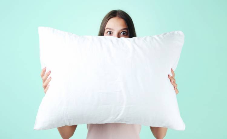 Nie pierzesz poduszek? Oto prosty sposób na odświeżenie bez pralki!, fot. Shutterstock