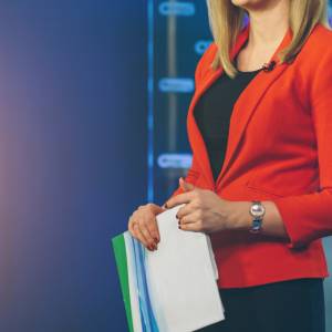 Dziennikarka zaczęła dziwnie zachowywać się podczas występu na żywo. Okazało się, że dostała udaru [WIDEO]