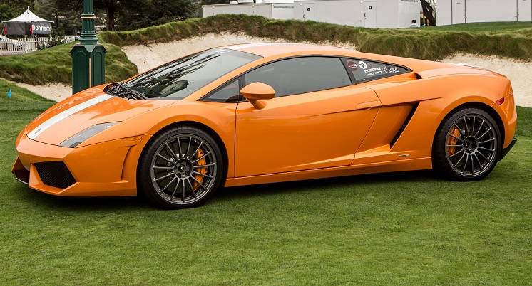 Niedźwiedź „chciał się przejechać” Lamborghini, ale trochę je uszkodził! Jego właściciel ma niezły ubaw! [WIDEO, ZDJĘCIA]