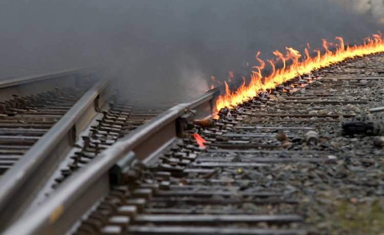 Samochód ciężarowy zderzył się z pociągiem. Kolizja wywołała pożar [NAGRANIE]