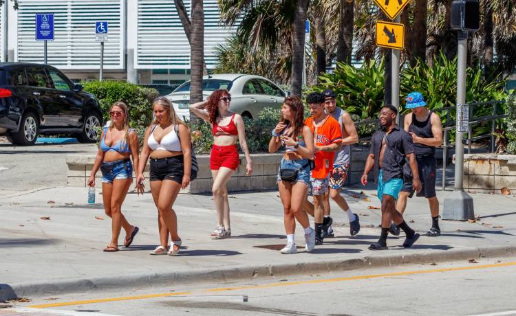 Planujesz wakacje? W tym mieście możesz dostać mandat za spacer w stroju kąpielowym!