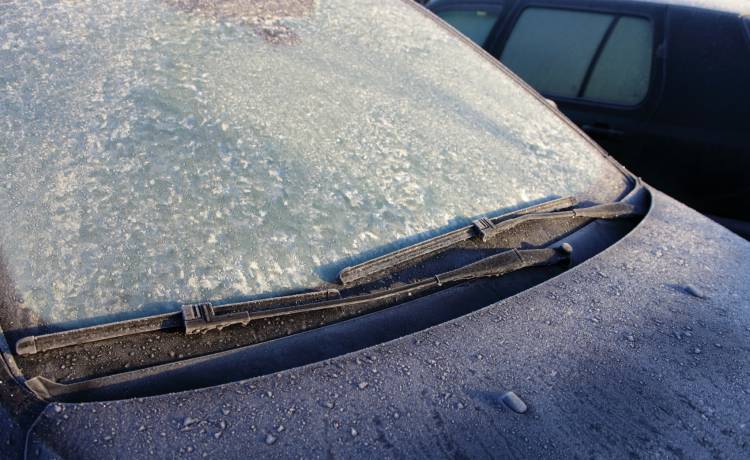 Jak zrobić domowy odmrażacz do szyb? Zimowy płyn sprawi, że zapomnisz o mozolnym skrobaniu 