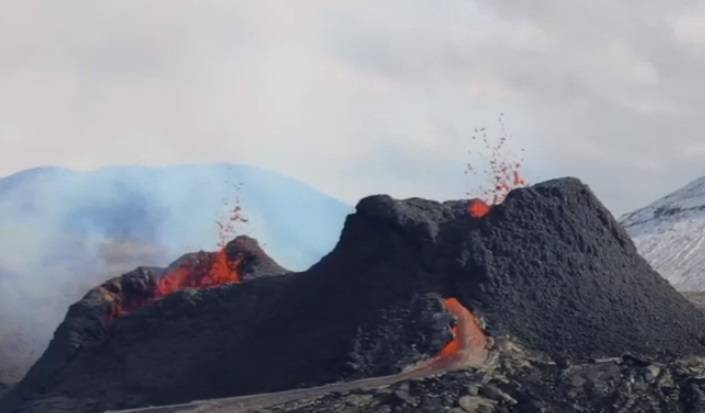 Siatkarskie rozgrywki nad gorącą lawą! Nagranie z wulkanu Fagradalsfjall robi furorę w sieci [WIDEO]