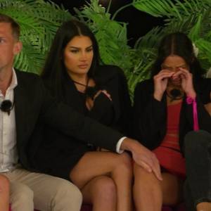 Uczestnicy "Love Island" "przyłapani" na gorącym pocałunku. Wiktoria i Adrian tak pozowali do zdjęcia 