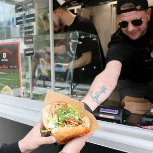 Filip Chajzer otworzył budkę z kebabem. Ceny mogą szokować 