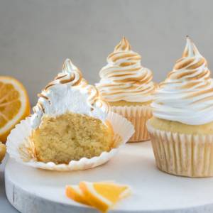 Wielkanoc 2020. Przepis na babeczki cytrynowe z bezą. Zobacz, jak je przyrządzić!