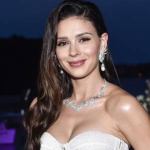 Klaudia Halejcio hipnotyzuje spojrzeniem. Aktorka pozuje bez biustonosza [FOTO]