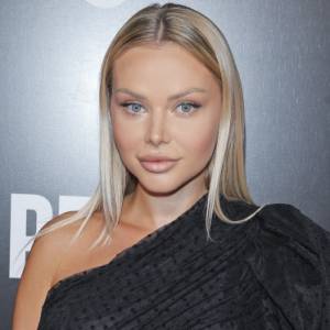 Ola Ciupa kokietuje głębokim dekoltem w lateksowej mini! Fanom odebrało mowę [FOTO]