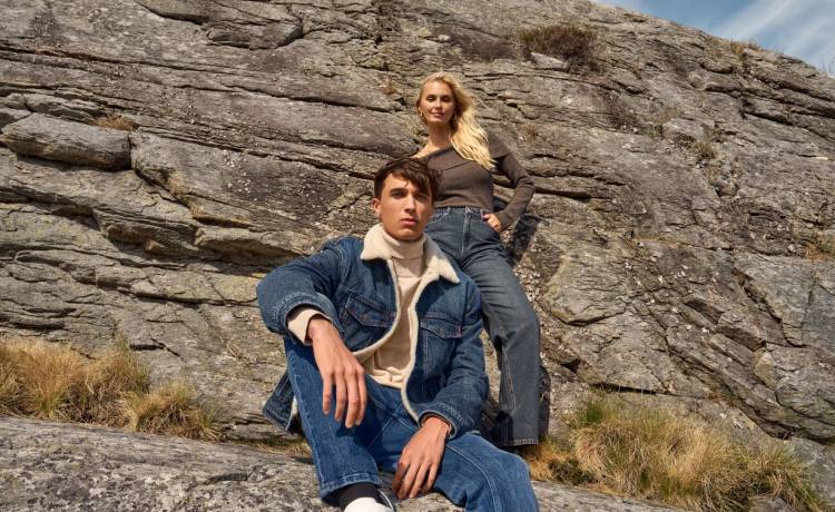 Jeansy męskie w stylizacjach casual i smart-casual – jak łączyć je z innymi elementami garderoby?