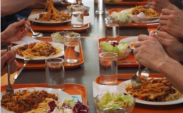 Dzieci znalazły w posiłku "dziwne" mięso. "Istota z mackami" na szkolnej stołówce?!