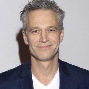 Michał Żebrowski z dzieckiem w ramionach. Opis do zdjęcia to hit! "Niech Pan nie przesadza" - komentują internauci [ZDJĘCIE]