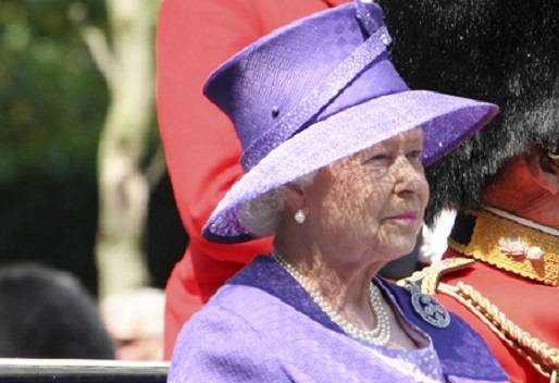 Królowa Elżbieta II publicznie "obeszła" zasadę apolityczności? Na jednym zdjęciu mnóstwo odniesień! 