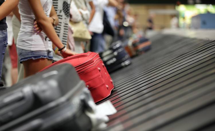 Nie chciał zapłacić za bagaż rejestrowany. Wszyscy patrzyli na to, co zrobił [WIDEO]