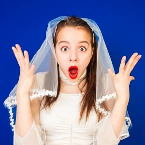 Wylała sos na suknię panny młodej. Zdjęcia ślubne to hit! [WIDEO]