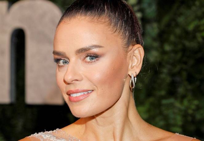 Natasza Urbańska podgrzewa atmosferę. Wystąpiła w kreacji z bardzo głębokim dekoltem i wycięciami [FOTO]