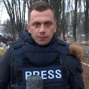 Rakieta przeleciała nad głowami ekipy TVN. Uderzyła w kijowską wieżę telewizyjną [WIDEO]