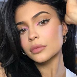 Kylie Jenner topless. Celebrytka znów rozgrzewa fanów!