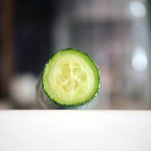 Dlaczego tylko niektóre ogórki szklarniowe są pakowane w folię? To ciekawe rozwiązanie! 