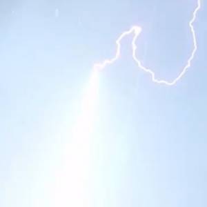 Rakieta zostaje trafiona piorunem. Co za efekt! [WIDEO]