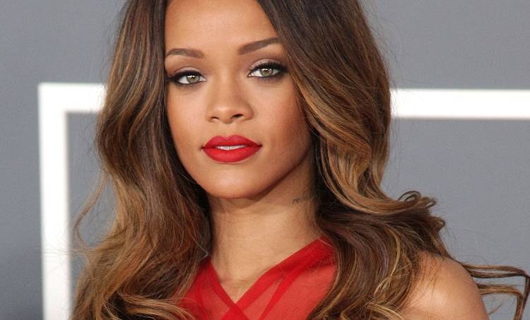 Rihanna w bikini. Strój odsłania intrygujący tatuaż! [FOTO]