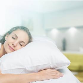 Na którym boku lepiej spać? Eksperci wyjaśniają