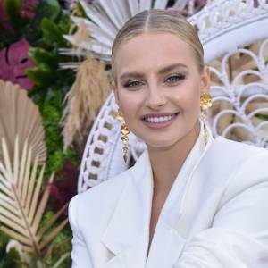 Karolina Pisarek eksponuje biust na urokliwym kadrze. Modelka pozuje bez stanika [FOTO]