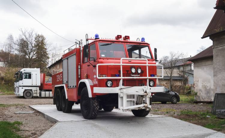Strażacy uratowali konia, który niemal utonął w rowie melioracyjnym [FOTO]