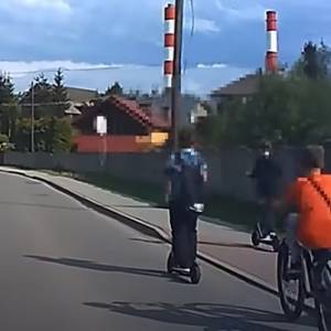 Rowerzysta chciał kopnąć chłopca na hulajnodze... Kuriozalną sytuację na drodze uchwyciła kamera samochodowa [WIDEO]
