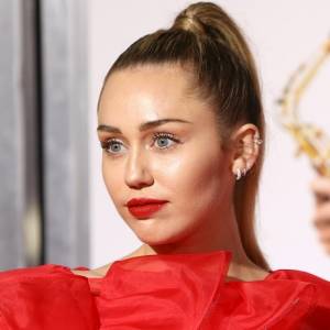 Miley Cyrus pozuje topless. Na zdjęciu widać jej "nową miłość"! „Miley…Miley bogini”