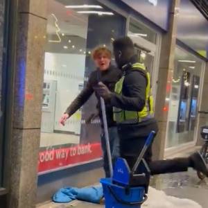 Bezdomny oblany wodą z mopa przez ochroniarza. Internauci wściekli [WIDEO]