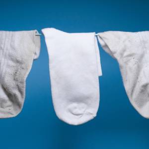 5 domowych sposobów na niechciane plamy. Jak doprać białe skarpetki? 