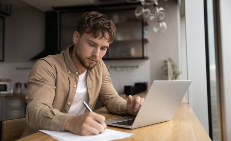 4-dniowy tydzień pracy nie podbija Polski. Zaskakujące wyniki badań, fot. Shutterstock