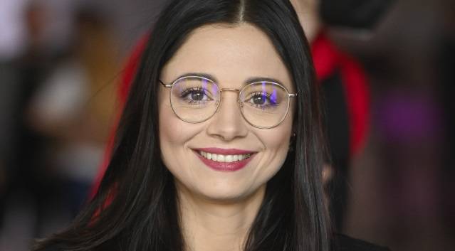 Adriana Kalska tak pożegnała się z serialem. Biała suknia i namiętny pocałunek! "Jak to w bajkach" [ZDJĘCIE]