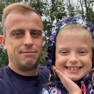 Kamil Grosicki pokazał zdjęcie córki z ósmych urodzin. Uśmiechnięta Maja zapozowała przy bajkowym torcie