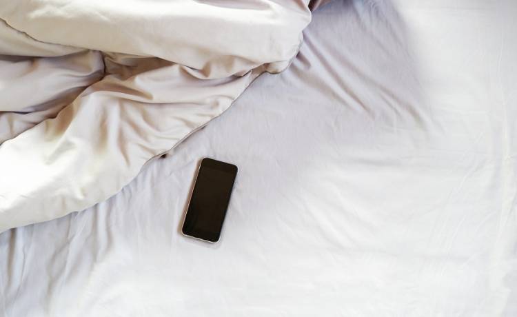 Zostawiła na noc telefon pod poduszką. 17-latka nie żyje