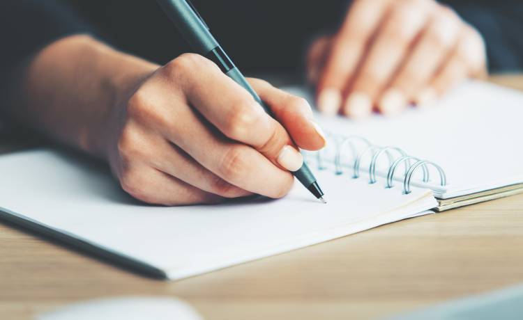 Zalety ręcznego pisania. Pomaga to w nauce i lepszej koncentracji