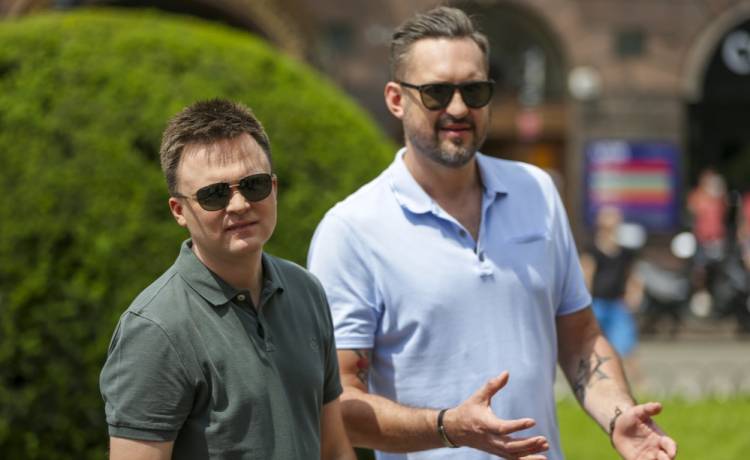  Marcin Prokop i Szymon Hołownia z dziewczynami na pikniku. "Hołownia od razu, buzi buzi"                                                          