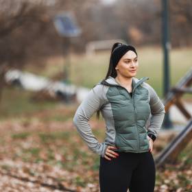 Co oznacza trzymanie rąk na biodrach? To nie tylko oznaka zmęczenia