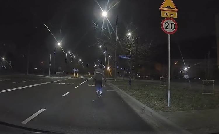 Absurdalne zachowanie pieszego na drodze! Internauci: "To już drugi zwiastun nowego GTA VI" [WIDEO]